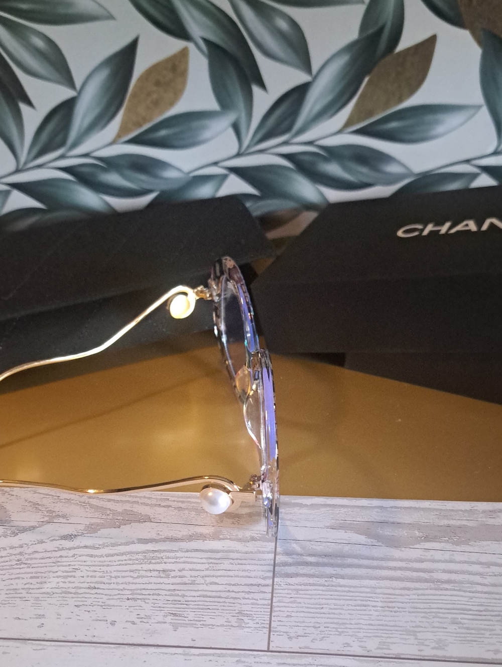 Chic Pearl-Accent Gold Frame Sunglasses - Purple Lenses
